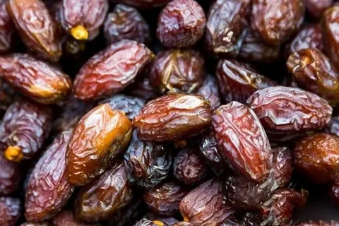 تصویر 4 از خرما پیارم مشهد با کیفیت ممتاز و رنگ قهوه‌ ای تیره